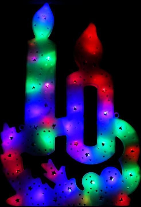 OS Závěsná vánoční ozdoba ve tvaru svíček - barevné LED světýlka